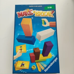 Make 'n' Break - Ett fartfyllt och kreativt spel där du bygger färgglada konstruktioner med klossar utifrån kort. Perfekt för dig som gillar utmaningar och vill tävla mot vänner eller familj. Passar både yngre och äldre spelare, från 8 år och uppåt.