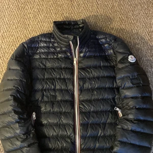 Moncler jacka - Säljer denna riktigt snygga jackan från Moncler  i bra skick förutom att den har några lagningar som kan ses på bilden. Köpt på moncler butiken på birgerjarlsgatan så garanterar äkthet, har tyvärr inget og😬Strl 5 passar 183 73 kg. Kom pm vid frågor😊