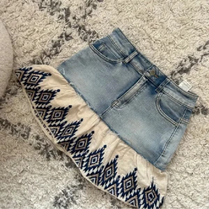 SÖKER Jeanskjol med broderad volang - SÖKER!!! Söker denna jättefina jeans kjol❣️ hör av er till mig om ni har en liknande eller likadan❣️