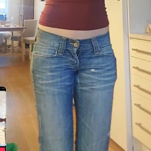 Lågmidjade bootcut jeans  - Snygga blåa bootcutjeans och super låg midja. ÄLSKAR dessa jeans, inga defekter, passar mig som 170, säljer pga lite för små, midjemått tvärs över:37cm innerbenslängden: 80cm, skriv för fler bilder/frågor