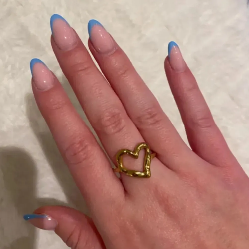 Snygg ring med hjärtform💕säljer då den är för stor för mig!. Asusteet.