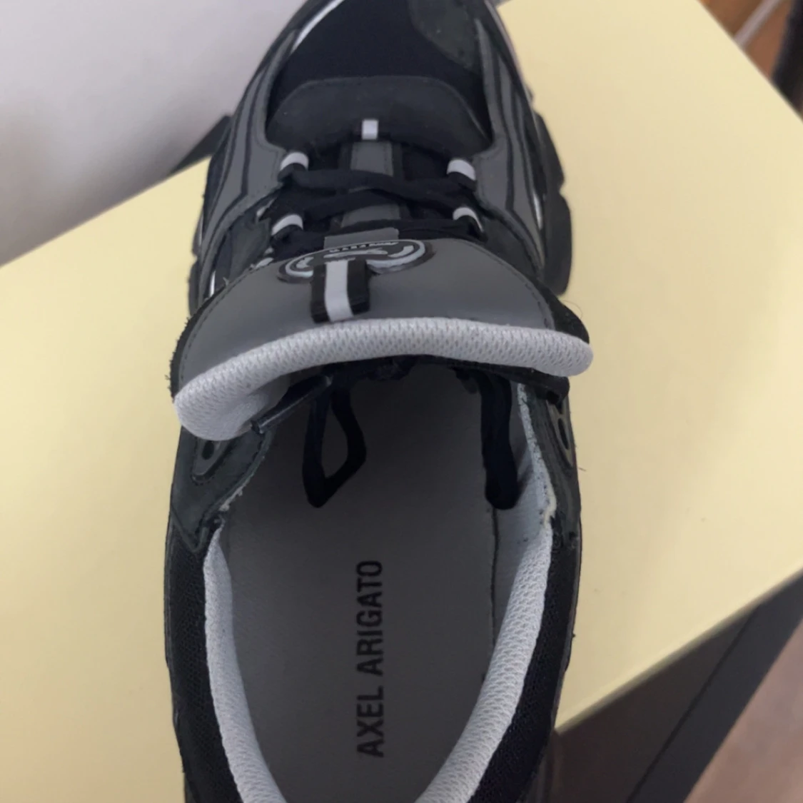 Svarta sneakers från Axel Arigato - 2