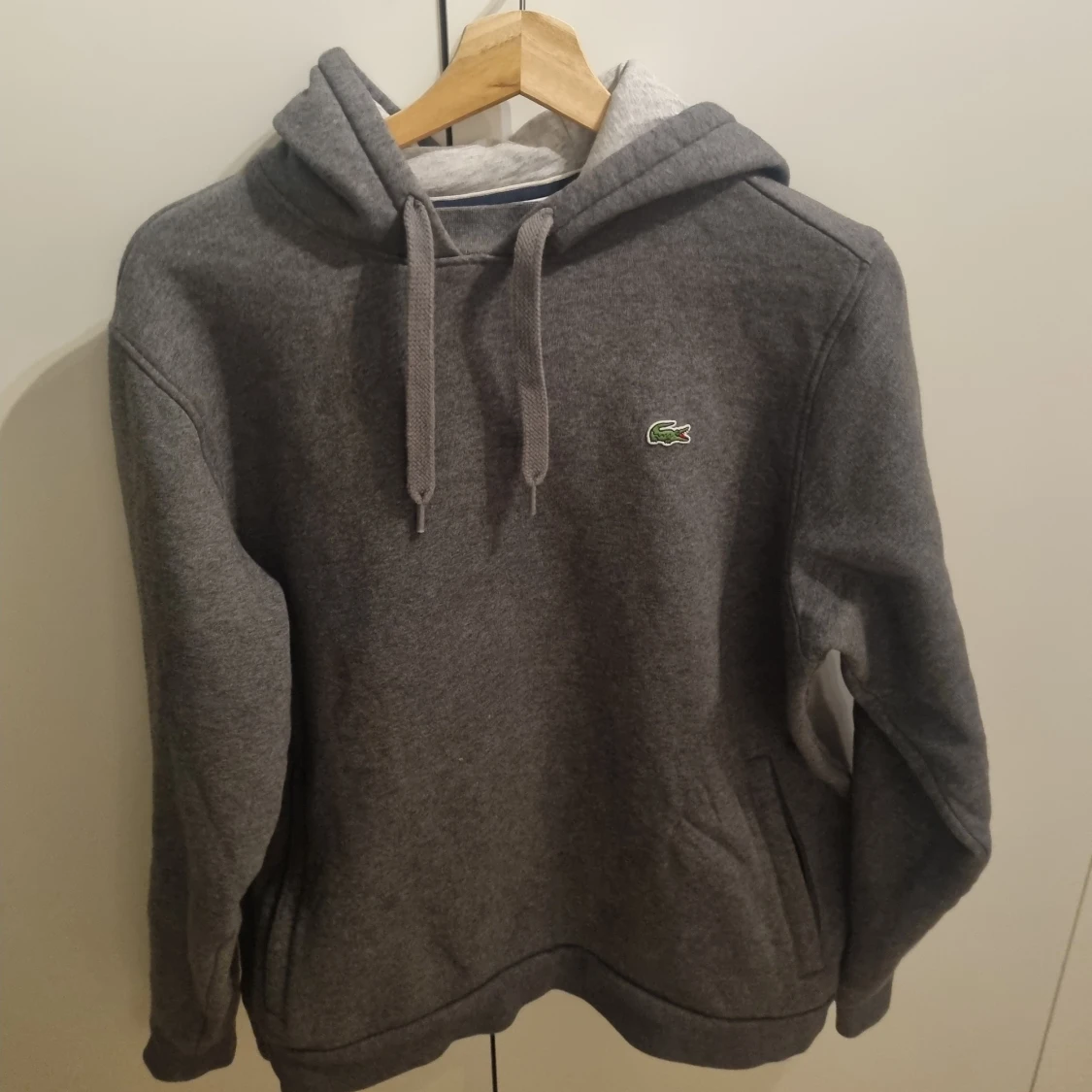 Grå hoodie från Lacoste