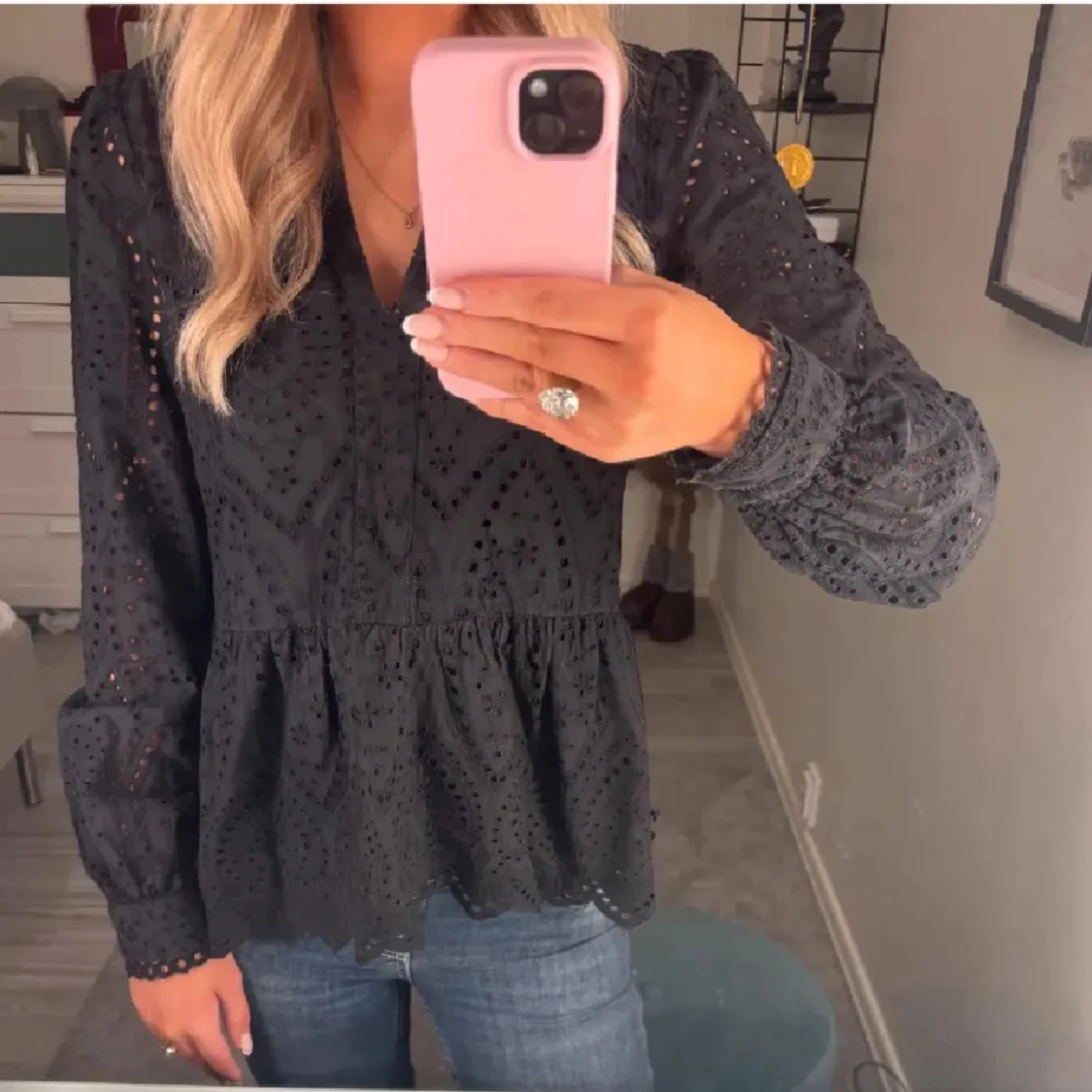 Svart blus med spetsdetaljer - 1