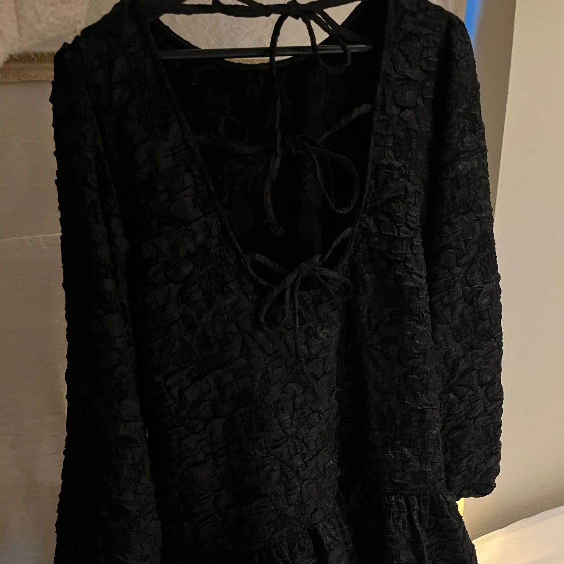 Svart klänning med knytning - 2