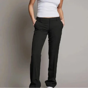 Svarta kostymbyxor - Eleganta svarta kostymbyxor med låg midja. Perfekta för en stilren look. Ifrån bik bok original pris 499 kr. Mitt pris 299. Ej några skavanker.