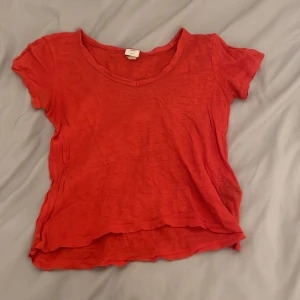 Röd t-shirt från H&M - Säljer en röd t-shirt från H&M med v-ringning och korta ärmar.  Luftig T-shirt 💘