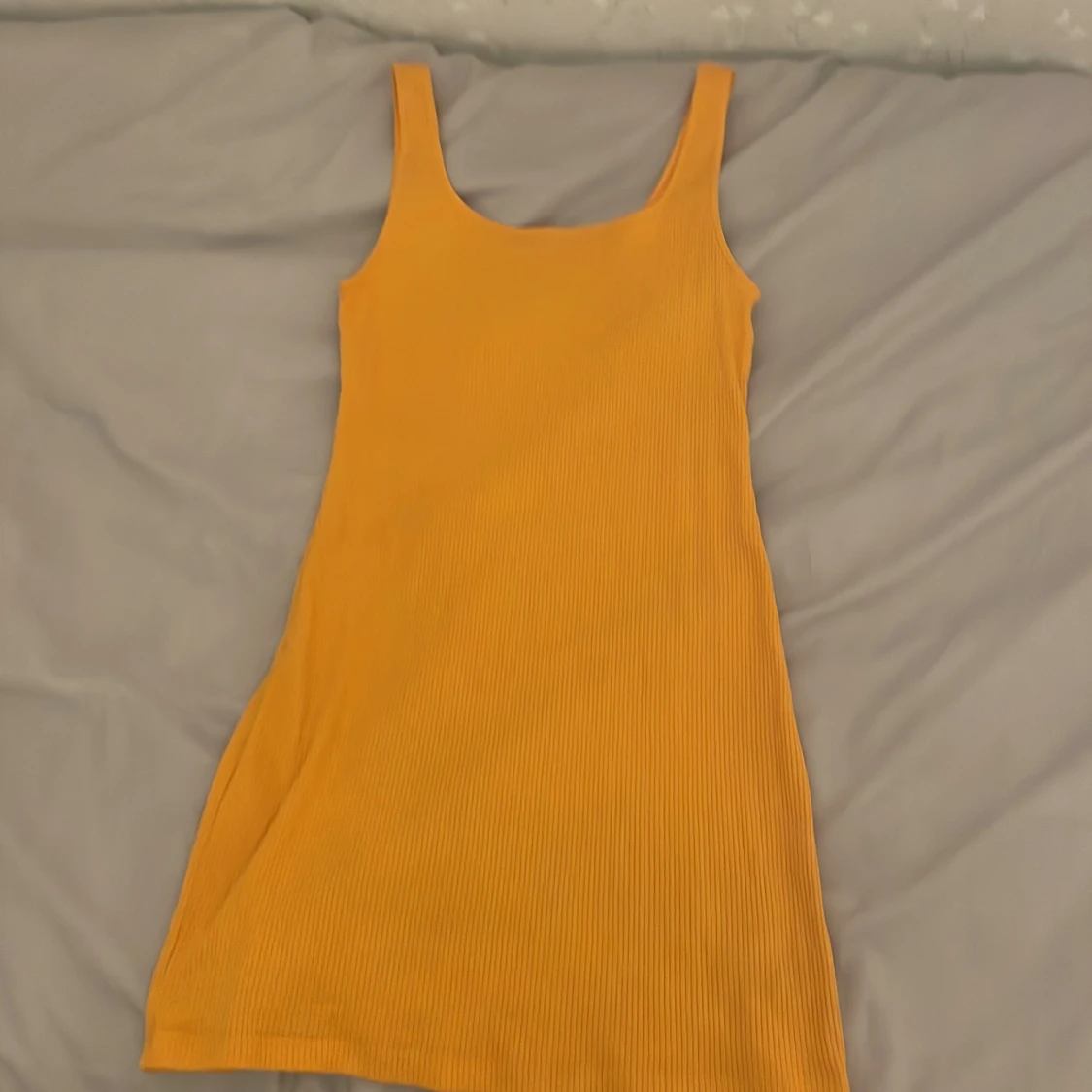 Gul ribbad klänning från H&M