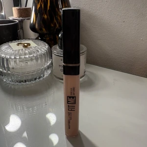 Maybelline Fit Me Concealer - Säljer en Maybelline Fit Me Concealer med en lätt och krämig formula. Använd fåtal gången så den är i princip full. Färg 08❤️
