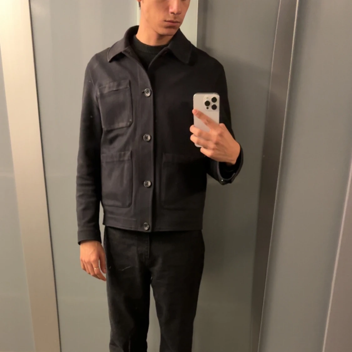 Mörkblå jacka från COS