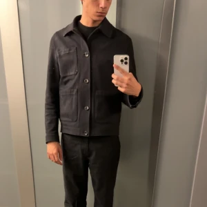 Mörkblå jacka från COS - Säljer en stilren mörkblå jacka från COS. Jackan är boxy i passformen perfekt för våren. Köpte för 1200 säljer för 499 (öppen för prisförslag men kan nekas)