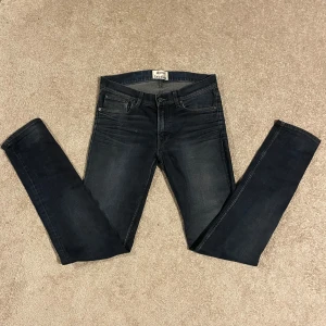 Acne jeans - Snygga mörkblå jeans från Acne Studios med en klassisk design. De passar dig som är 175-190cm för referens så är jag på bilden cirka 187. 9/10 skick inga som helst deffekter. Hör av er vid frågor.