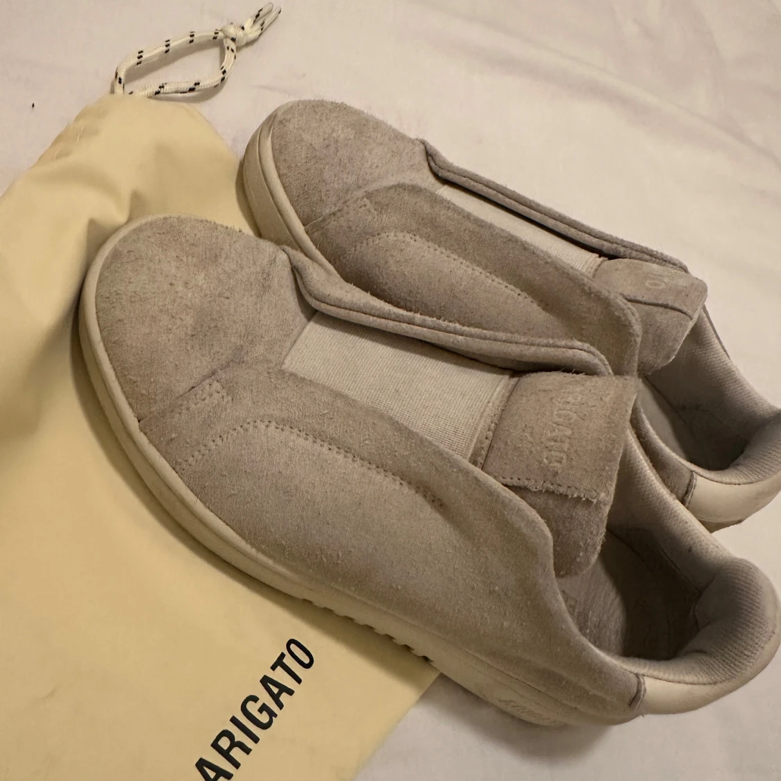 Beige sneakers från Axel Arigato - 1