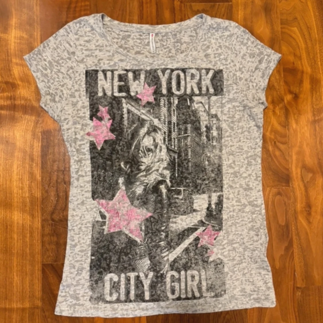 Grå t-shirt med New York-tryck