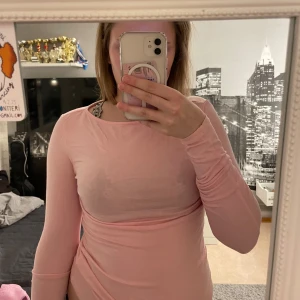 Rosa långärmad topp från 157 - Säljer en söt rosa långärmad topp från 157. Perfekt för en avslappnad stil. Toppen har en enkel design och är gjord i ett mjukt material som känns skönt mot huden. Passar bra till jeans eller kjol för en casual look. 💖