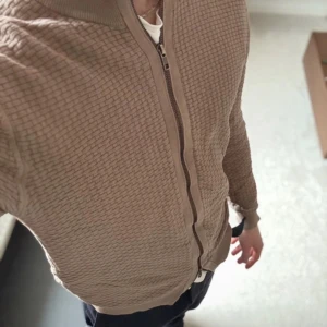 John Henric cardigan - Tjoo, säljer denna selected homme kofta till dunderpris💯‼️‼️Skick 9/10✅✅ DMa📩 vid minsta fundering🤗🤗🤗 