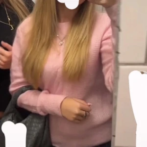 Rosa stickad tröja - Säljer en söt rosa stickad tröja från &otherstories! Tröjan har lite tecken på användning men är fortfarande jättefin! 🩷