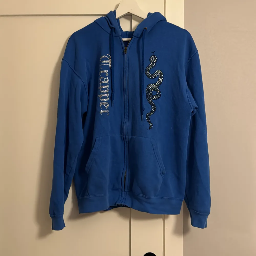 Säljer en blå hoodie från made by trappers! Väldigt populära hoodies! Tröjan är väldigt sällsynt då den är slutsåld sen långt tillbaka på deras hemsida och är nu eftertraktad! Hör av er vid intresse! Pris går att diskutera vid snabb affär!. Neuletakit & Villapaidat.