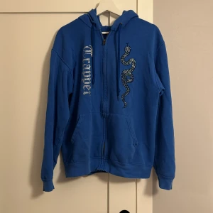 Blå hoodie från Made by trappers - Säljer en blå hoodie från made by trappers! Väldigt populära hoodies! Tröjan är väldigt sällsynt då den är slutsåld sen långt tillbaka på deras hemsida och är nu eftertraktad! Hör av er vid intresse! Pris går att diskutera vid snabb affär!