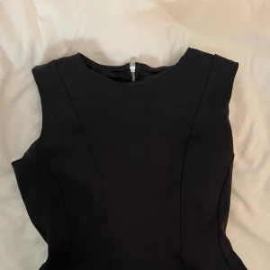 Svart topp från H&M - Svart topp från H&M med dragkedja i ryggen. Säljer pga att den är för stor för mig. Toppen är i bra skick!