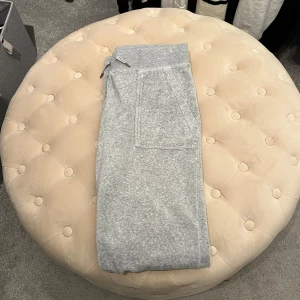 Juicy Couture byxor - Säljer mina äkta gråa Juicy Couture byxor för ett bra och rimligt pris då dom inte kommer till användning längre, byxorna är i bra och helt skick, dock har metall grejerna på snörena gått av men de tänker man inte på💗Pris kan diskuteras! köpt för 1200kr men säljer för 250kr!
