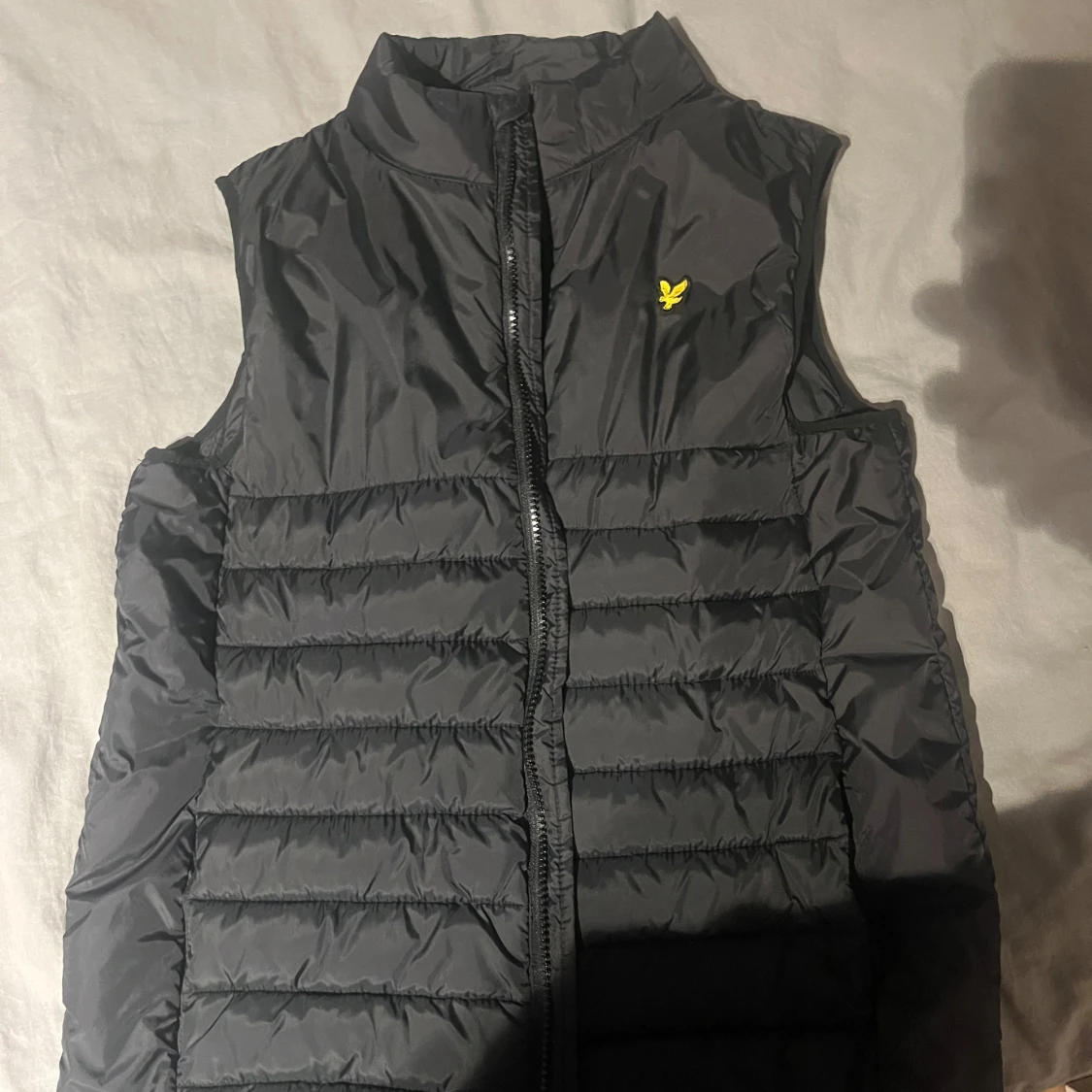 Svart dunväst med dragkedja - 1