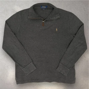 Ralph Lauren quarter ziptröja - Säljer en mörkgrå quarter zip från Ralph lauren. Storlek S. Finns för avhämtning i Uppsala eller frakt via Plick, skriv vid frågor!
