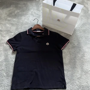  pikétröja från Moncler ( ÄKTA)  - Säljer denna skitsnygga pike eftersom den har blivit för liten för mig. Den är äkta kontakta för äktahetsbevis. Perfekt till sommaren! Lätt att styla! Tar emot byten 