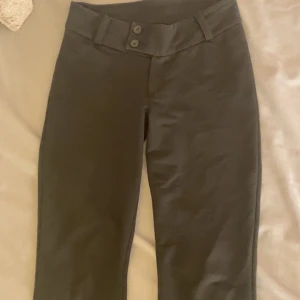 Kostymbyxor från Gina tricot  - Använd fåtal gånger, inga synliga defekter och de är köpa i barnavdelning på Gina i storleken 158 men jag har egentligen xs och de passar mig