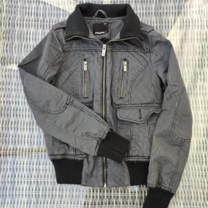 Vintage jacka - Säljer en supersnygg vintage jacka från märket Fishbone💓 I väldigt bra skick, säljer vidare för att den inte passade. Enda defekterna är att fickorna inte har knappar och en minimal fläck som jag hittade först när jag sökte genom jackan, så den syns knappt. (se bilderna) 💞 Skriv innan ni köper, har den listad på Vinted också 💫 Mått:  Längd från axel: 49/50 cm Underärm: 46 cm Överärm: 60 cm Armhåla till armhåla: 41 cm Måtten kan skilja +- någon cm