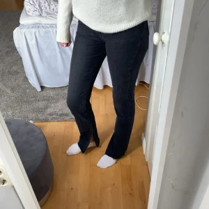 Svarta jeans från Gina tricot  - Svarta högmidjade jeans från Gina tricot i storlek 32 och slits