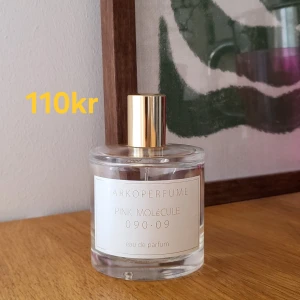 Pink Molécule 090.09 Eau de Parfum  - Säljer en elegant flaska av Pink Molécule 090.09 från AkkoPerfume. Parfymen kommer i en stilren, genomskinlig glasflaska med en gyllene spraykork. Doften är en eau de parfum, vilket innebär att den har en högre koncentration av doftoljor för en långvarig effekt. Perfekt för den som söker en unik och sofistikerad doftupplevelse. 20-25ml :)