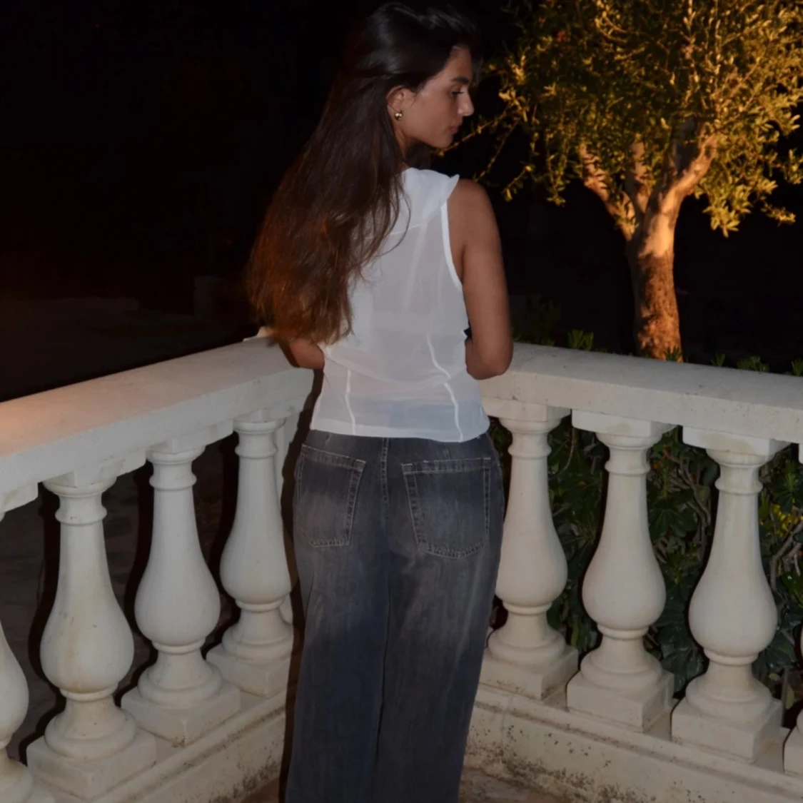 Vit ärmlös blus med volangdetaljer - 3