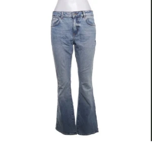 Jeans  - Så fina lågmidjade/mid jeans som tyvärr är för små på mig. Står att de är i storlek 38 men passar inte mig som oftast har det, så skulle säga 36. ❤️Skriv om ni har frågor eller vill ha fler bilder❤️