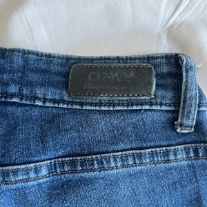 Blå jeans från ONLY - Snygga blå jeans från ONLY i en klassisk femficksmodell. De är bootcut med men jättefin blå färg. De har en knapp och dragkedja framtill och är perfekta för en avslappnad stil. Står att de är storlek M men de är jättesmå i modellen så skulle säga att de är xs-S🩷