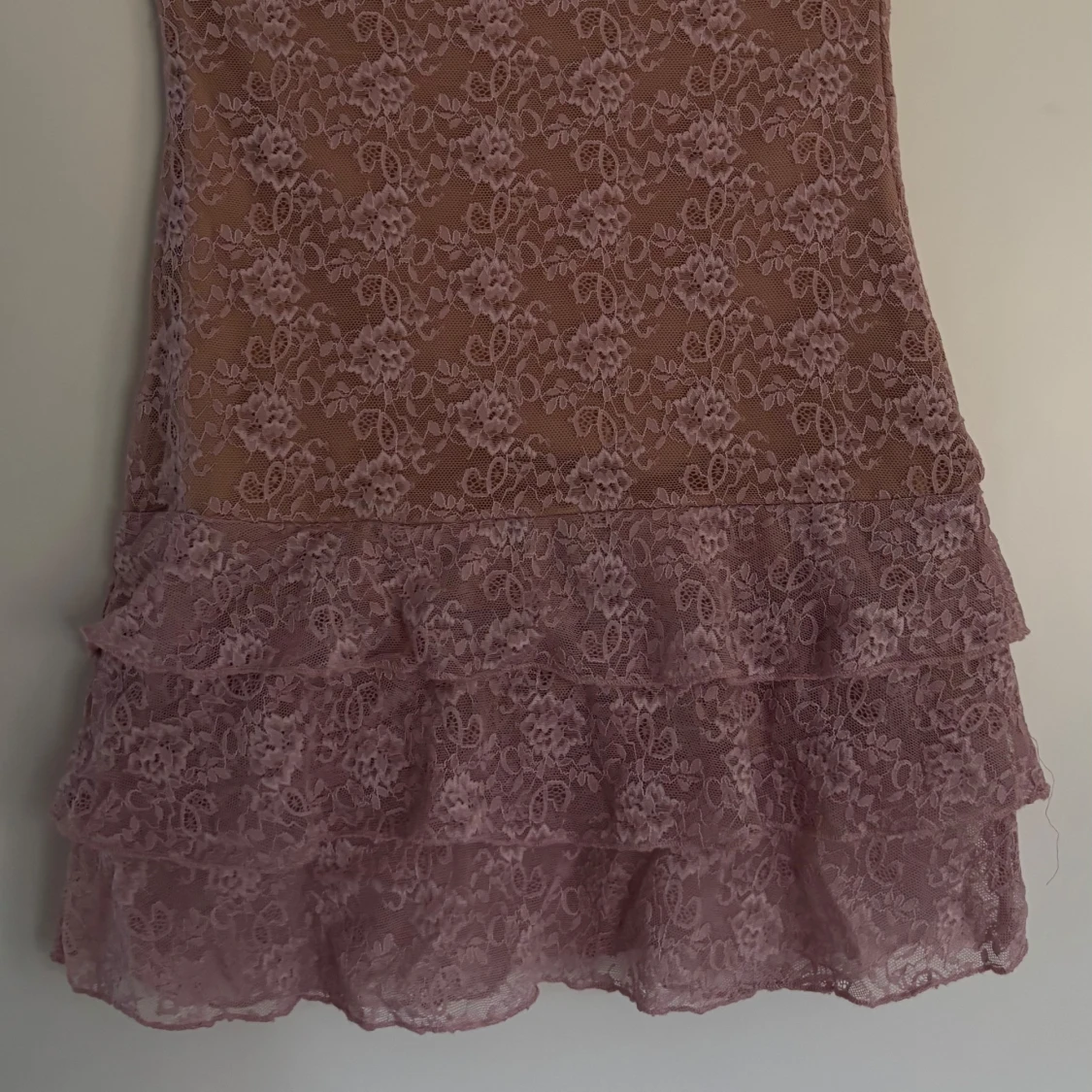 Rosa spetsklänning från edikted - 2