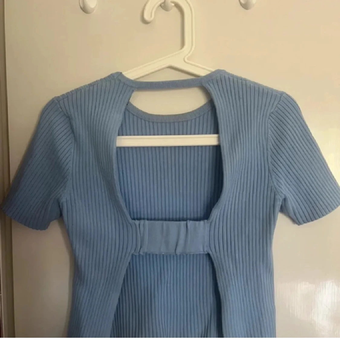 Blå ribbad tröja med öppen rygg från Zara - 4