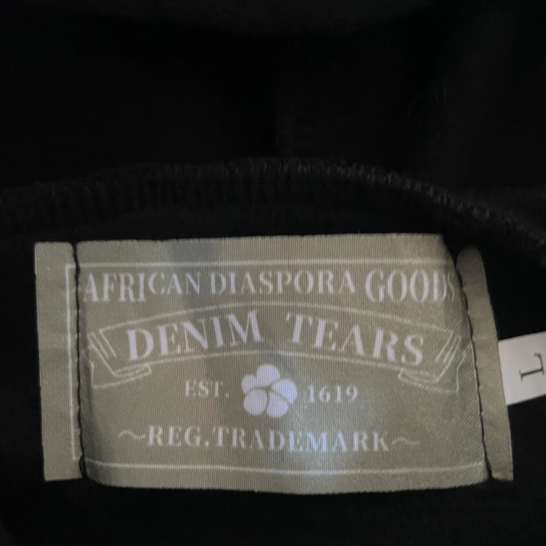 Svart hoodie med blommönster  - 2