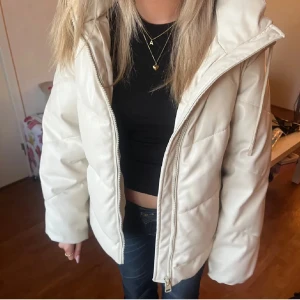 Krämvit vinterjacka från Pull&Bear - Säljer en krämvit vinterjacka från Pull&Bear i storlek s😍