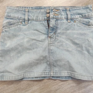 Ljusblå jeanskjol - De är i bra skick