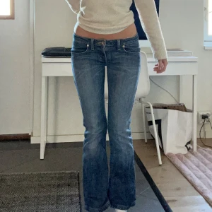 Blå bootcut jeans från Big Star - Sjukt snygga. Ett litet hål på ena bakfickan och en söm i midjan (se sista bilderna) som går att laga, annars bra skick. 