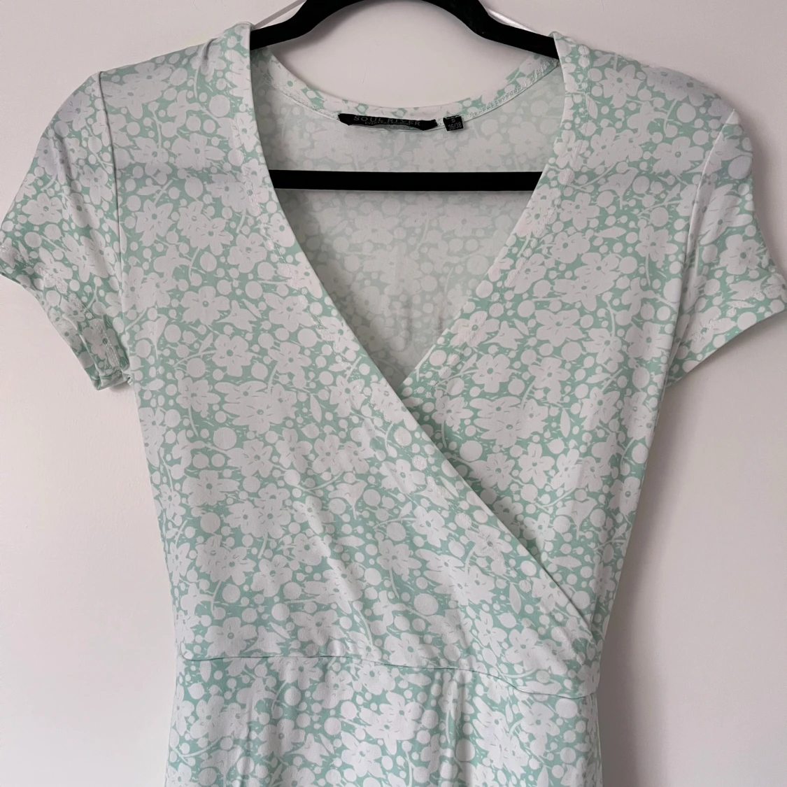 Mintgrön blommig omlottklänning - 1