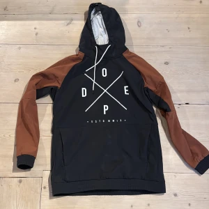 Dope jacka - Säljer nu min dope jacka/hoodie som jag använde tidigare när jag åkte slalom men kommer inte till använing längre. Jackan har några praktiska fickor och varm duning inuti som håller dig lite varm. Inge hål i den eller skador men loggan har spruckit lite pga användning. Kom gärna med frågor eller funderingar eller egna prisförslag 