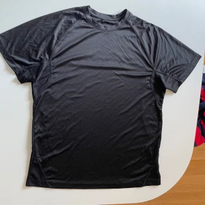 Columbus streetwear tränings tröja - Storlek: small Skick: mycket bra ett litet hål under loggan bara men syns knappt Skriv om ni har frågor eller vill ha fler bilder