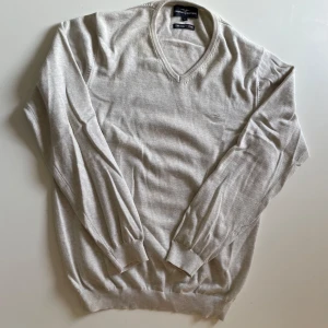 Hampton republic vit stickad tröja - Storlek: medium Skick: mycket bra Skriv om ni har frågor eller vill ha fler bilder