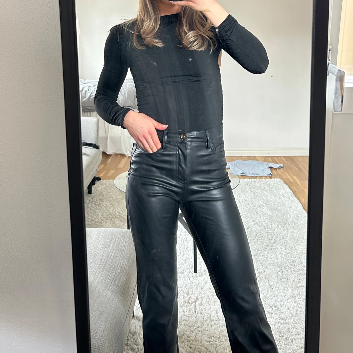 Svarta skinnbyxor