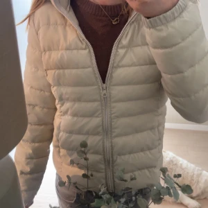 Beige dunjacka från ONLY - Säljer en snygg beige dunjacka från ONLY med dragkedja och huva.  