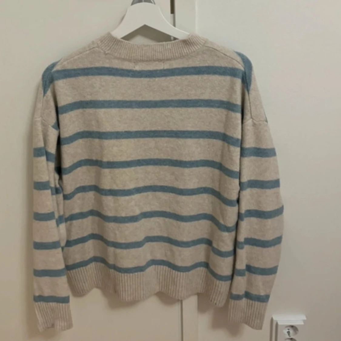 Vit och blå randig tröja från Mango - 1