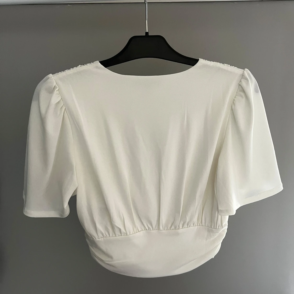 Vit v-ringad topp från H&M - 1