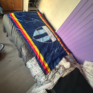 dif flagga  - säljer min dif flagga då jag inte har plats för den längre, jätte fint skick, inga skador eller fläckar, perfekt sätt och visa att du stöttar ditt lag🤞🏻den är ca 90x140,köpt för runt 300 och säljs för 100+frakt❣️